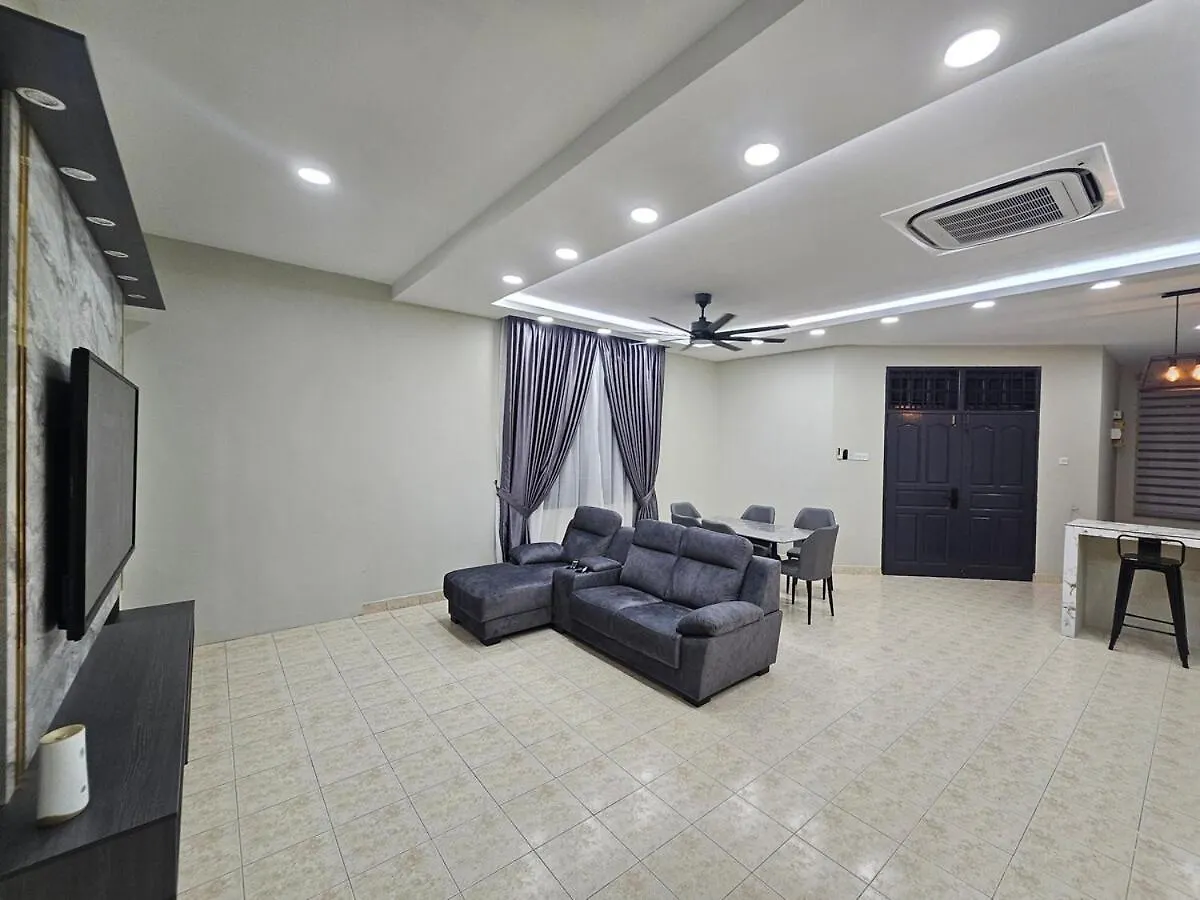 Apartament 2Nd Floor Of A Bunglow House At Nong Chik, Jb Johor Bahru