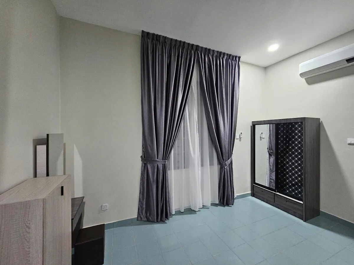 2Nd Floor Of A Bunglow House At Nong Chik, Jb Johor Bahru