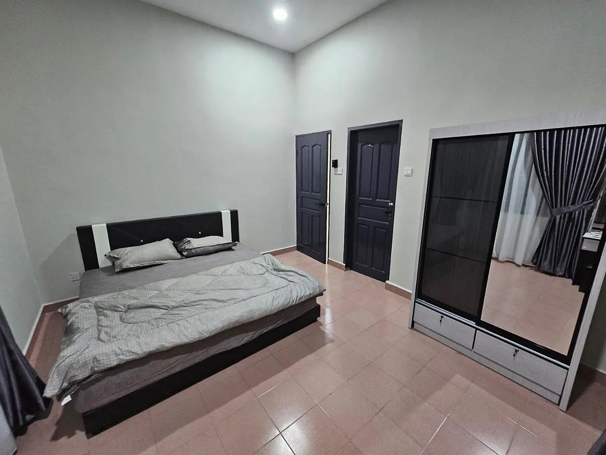 2Nd Floor Of A Bunglow House At Nong Chik, Jb Johor Bahru Lägenhet